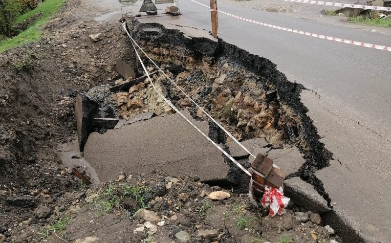 Se surpă drumul de sub cimitirul din Chinteni / "Dacă pleacă drumul cu tot cu locuitorii de pe dreapta, punem lumânările pe cealaltă parte"