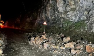Căderi de pietre pe Transalpina. Traficul a fost închis/ Utilajul DRDP Cluj, avariat de căderile masive de pe versant