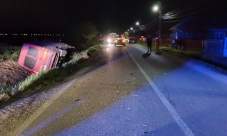 ACCIDENT în Jucu de Sus cu viraj ratat şi microbuz în şanţ. 6 victime, la spital