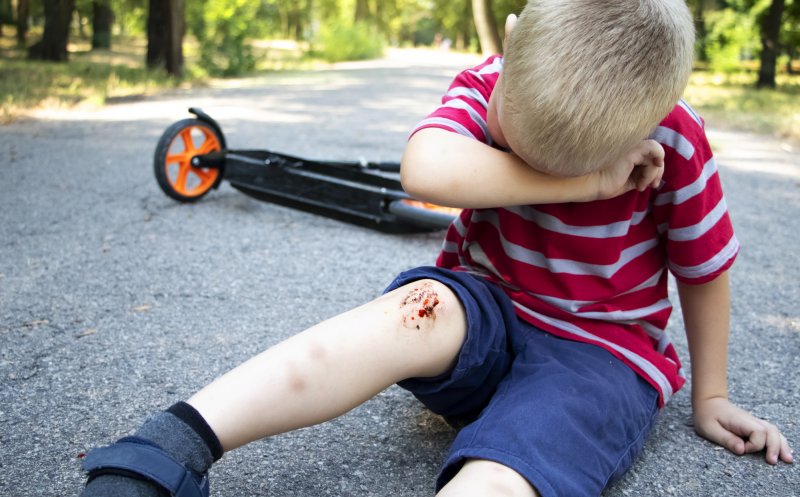 Accident în Câmpia Turzii. Un copil a căzut cu trotineta