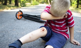 Accident în Câmpia Turzii. Un copil a căzut cu trotineta