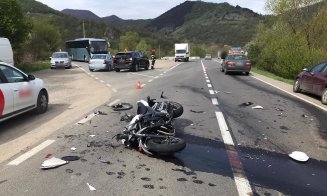 Accident grav cu trei mașini și o motocicletă în județul Cluj. Un bărbat cu multe traumatisme a fost dus la spital