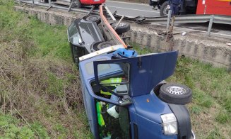Accident pe drumul Cluj-Oradea. O platformă s-a răsturnat cu tot cu mașina pe care o transporta