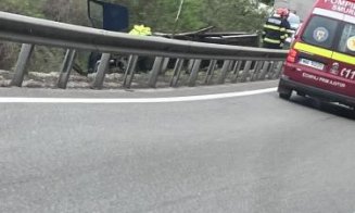 Accident pe drumul Cluj-Oradea. O platformă s-a răsturnat cu tot cu mașina pe care o transporta
