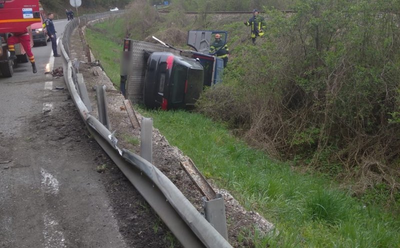 Accident pe drumul Cluj-Oradea. O platformă s-a răsturnat cu tot cu mașina pe care o transporta