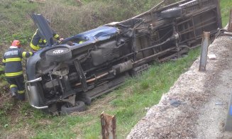 Accident pe drumul Cluj-Oradea. O platformă s-a răsturnat cu tot cu mașina pe care o transporta