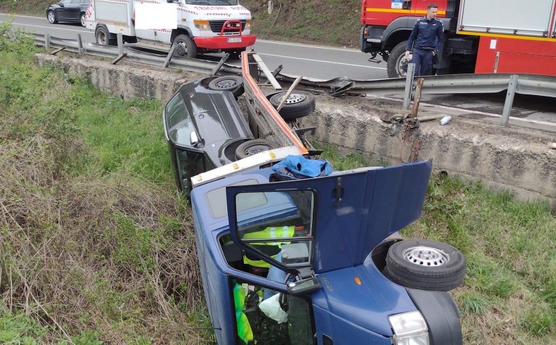 Cum s-a produs accidentul de pe Cluj-Oradea în urma căruia o autoutilitară a ajuns în șanț