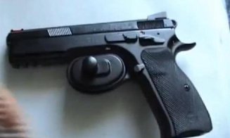 Bărbat din județul vecin, cercetat pentru vânzare ilegală de arme neletale. Ce au găsit polițiștii