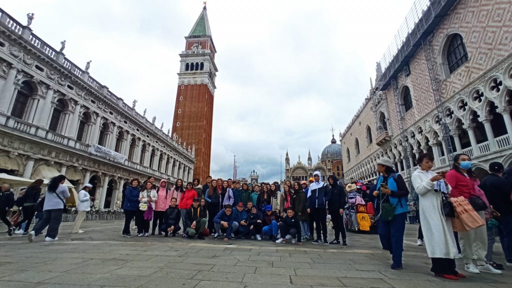 Elevii de la școala „Liviu Rebreanu” au făcut turul orașului și al Europei și s-au întâlnit cu emblemele sportului Clujean