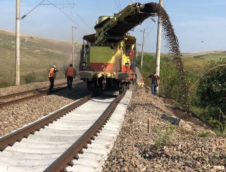 SE ÎNTRERUPE circulaţia rutieră peste trecerea la nivel cu calea ferată între staţiile Tunel şi Cojocna