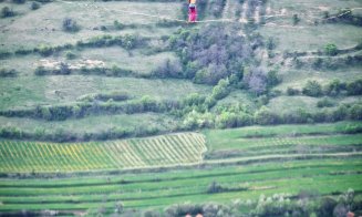 Acrobație de 1 Mai aproape de Cluj. A mers pe sfoară între două stânci