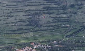 Acrobație de 1 Mai aproape de Cluj. A mers pe sfoară între două stânci