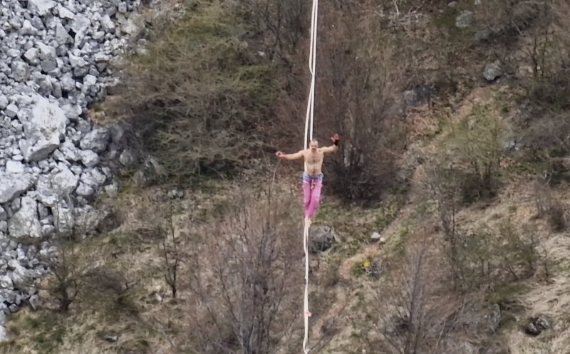 Acrobație de 1 Mai aproape de Cluj. A mers pe sârmă între două stânci