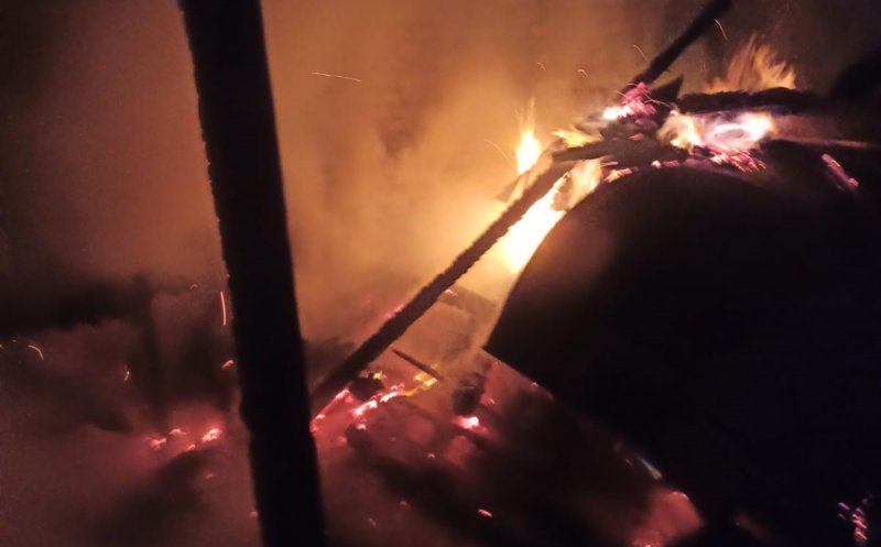 Incendiu în Cluj-Napoca. O anexă dintr-o gospodărie și acoperișul unei case, cuprinse de flăcări