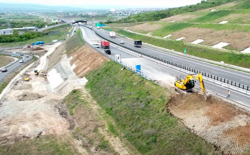 Autostrada A10 Sebeș-Turda: NOUĂ fisură în asfalt și în taluz. Lucrările la vechea alunecare de teren încă nu sunt gata