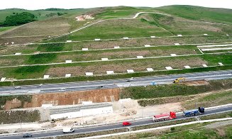 Autostrada A10 Sebeș-Turda: NOUĂ fisură în asfalt și în taluz. Lucrările la vechea alunecare de teren încă nu sunt gata