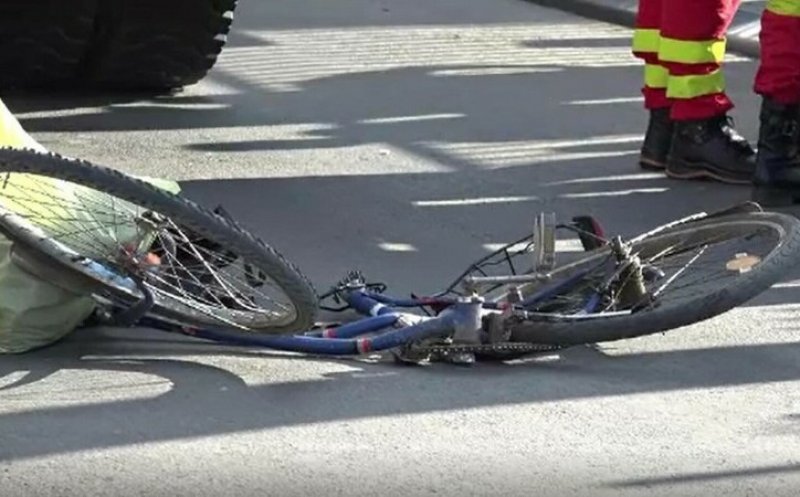 Accident mortal! Un biciclist a murit după ce a fost călcat de un camion