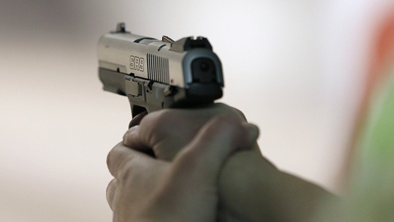 Patru tineri, inclusiv minori,  acuzaţi că au bătut şi ameninţat cu pistolul cinci persoane