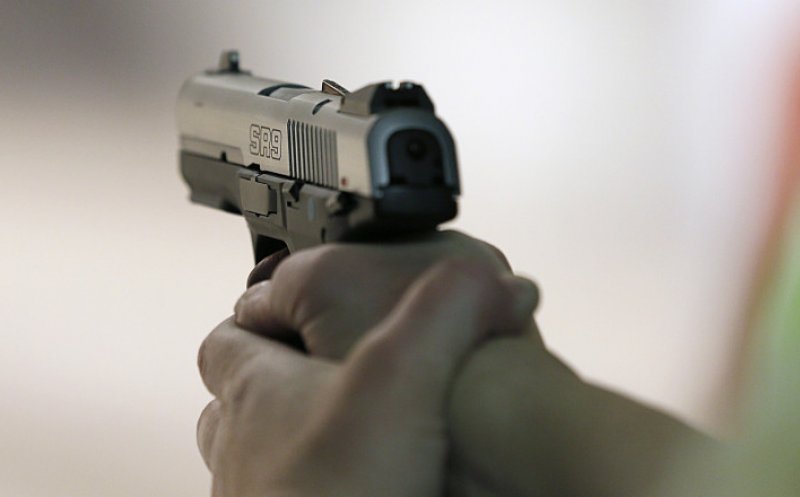 Patru tineri, inclusiv minori,  acuzaţi că au bătut şi ameninţat cu pistolul cinci persoane