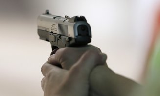 Patru tineri, inclusiv minori,  acuzaţi că au bătut şi ameninţat cu pistolul cinci persoane