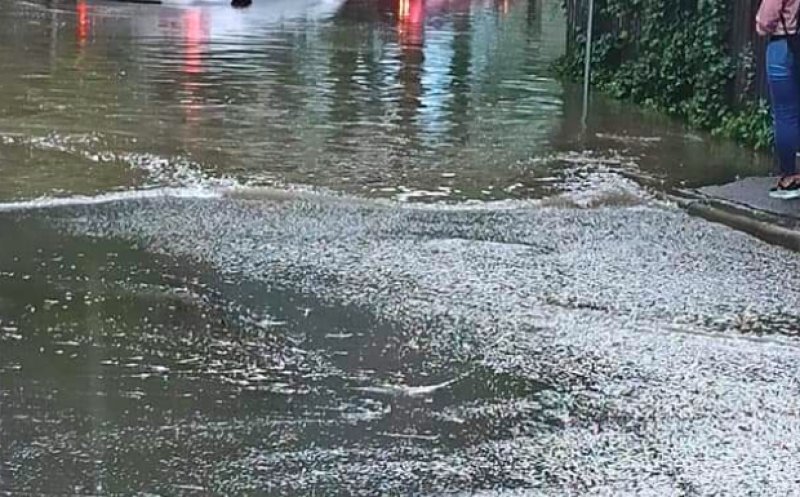 Ploile au inundat centrul Clujului. Mai multe străzi, sub apă