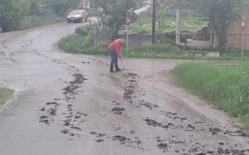 Un primar din Cluj a trecut la munca de jos! A pus mâna pe lopată și a curățat drumul comunei