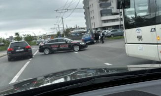Accident rutier în Cluj-Napoca. O mașină școală de șoferi cu examen, implicată