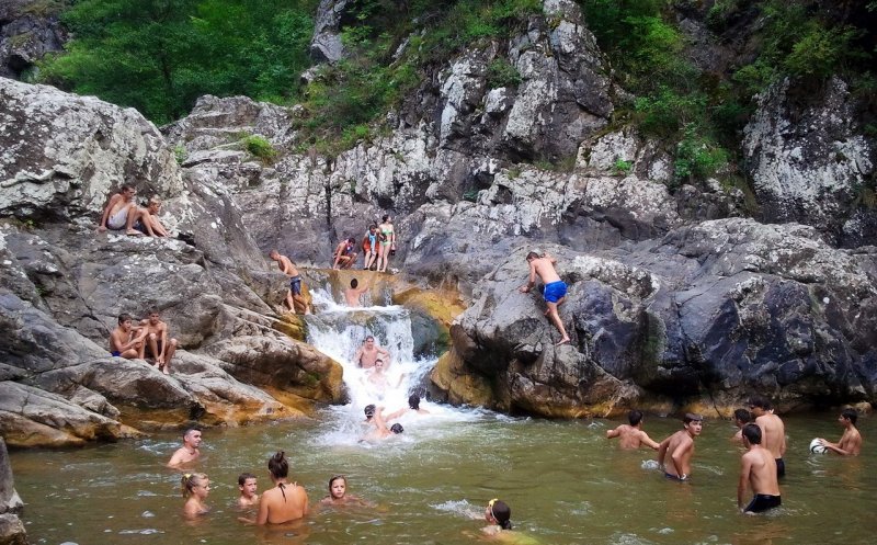 Ce jacuzzi sau piscină? O cascadă din Apuseni, la doar 45 de km de Cluj-Napoca, loc fermecător de scăldat