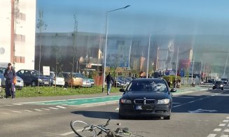 Biciclist, lovit de o mașină în Florești. Un echipaj SMURD l-a transportat pe bărbat la spital