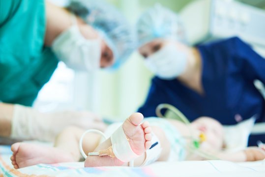S-a născut primul bebeluș modificat genetic în laborator. Are ADN de la trei persoane