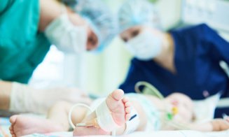 S-a născut primul bebeluș modificat genetic în laborator. Are ADN de la trei persoane