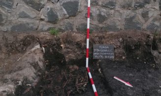 Schelete umane care par îmbrăţişate, descoperite în centrul oraşului Turda