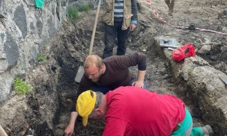 Schelete umane care par îmbrăţişate, descoperite în centrul oraşului Turda