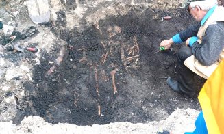 Schelete umane, descoperite în centrul oraşului Turda. Par îmbrățișate