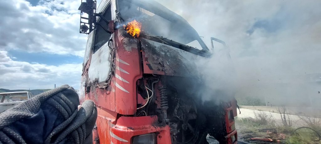 Incendiu în Cluj. Un tir încărcat cu paleți a luat foc
