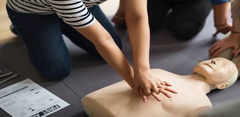 Petiția “Cursuri de prim ajutor în școli. Urgent!”, zeci de mii de semnături în 3 zile. Inițiativa, lansată după moartea elevei din Cluj, înecată cu un jeleu