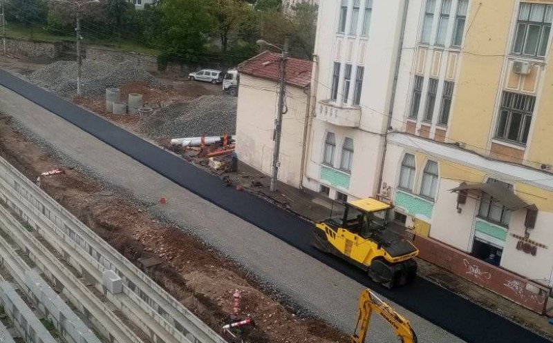 A început turnarea asfaltului pe strada Dragalina! Când se va redeschide traficul