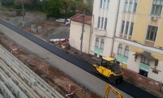 A început turnarea asfaltului pe strada Dragalina! Când se va redeschide traficul