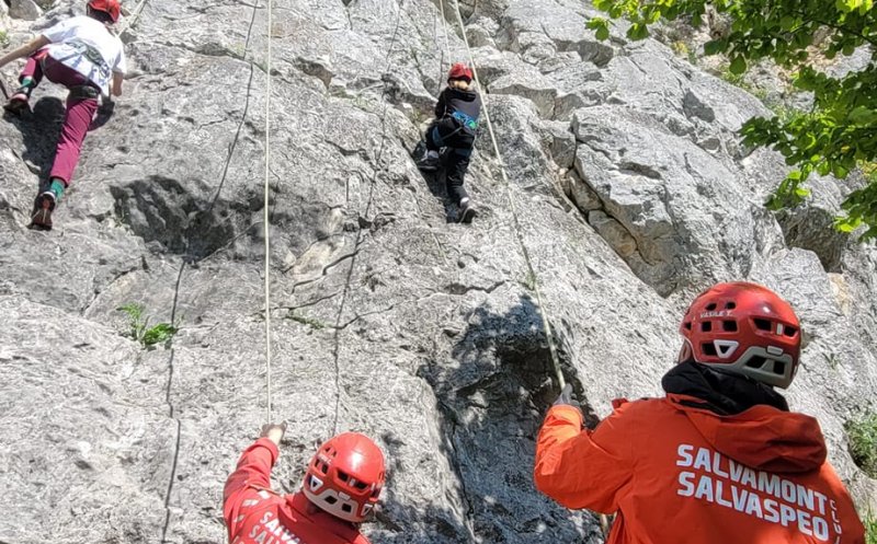 Lecții la înălțime pentru zeci de elevi din Cluj: inițiere în tehnici de alpinism și escaladă sportivă, în Cheile Turzii