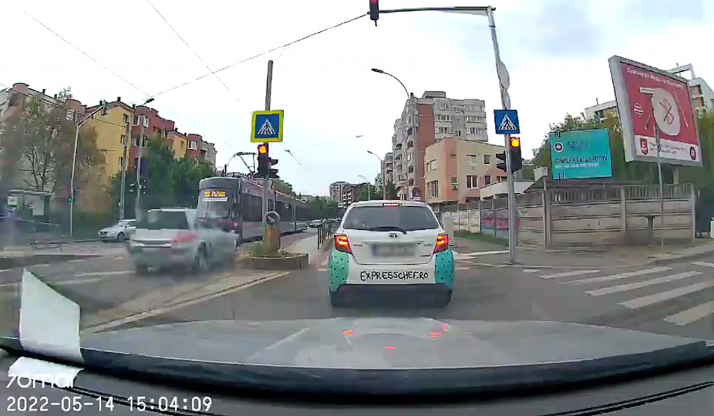 RUPE-ŢI PERMISUL, etapa cum să zbori pe lângă tramvai, ca vodă prin lobodă / "Care semafor? Care refugiu?"