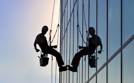 Un alpinist utilitar a murit după ce a căzut de la etajul 5 al unei clădiri