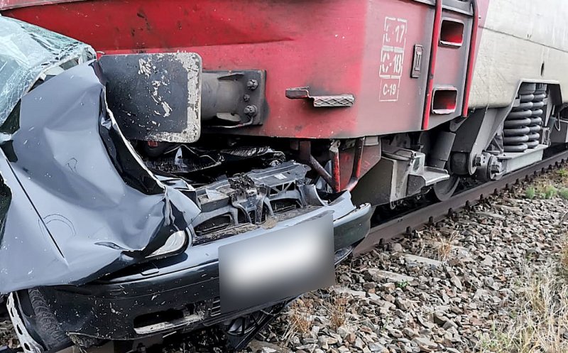 ACCIDENT feroviar GRAV: Un bărbat a murit după ce un tren a lovit în plin maşina în care se afla. O altă victimă, preluată de elicopterul SMURD