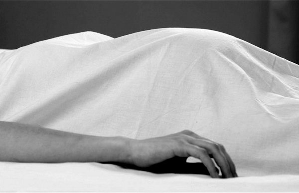 A MURIT după ce a născut acasă, asistată de o moașă găsită pe Facebook. Naşterea la domiciliu cu ajutorul unor moaşe, o practică ilegală în România
