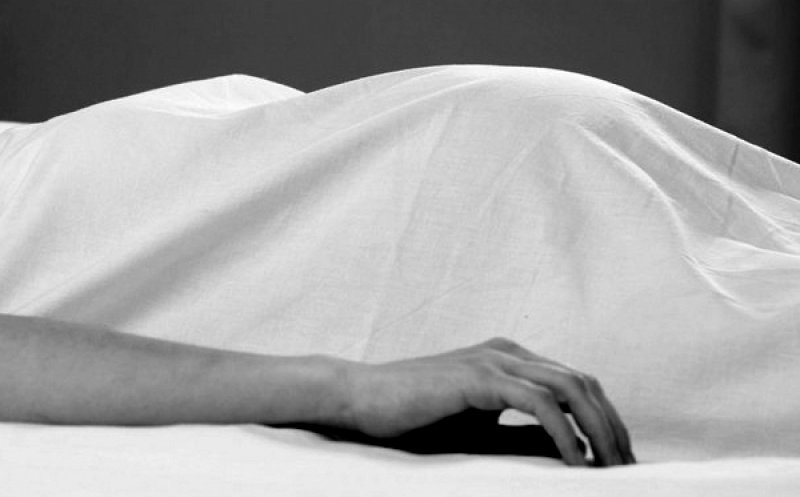 A MURIT după ce a născut acasă, asistată de o moașă găsită pe Facebook. Naşterea la domiciliu cu ajutorul unor moaşe, o practică ilegală în România