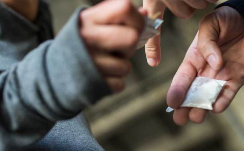 Ofițer antidrog: Copii, trimişi de părinţi să le cumpere droguri, ca după apă