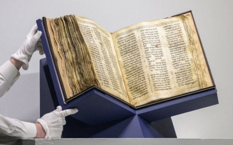 Cea mai veche Biblie s-a vândut cu aproape 40 milioane dolari la o licitație