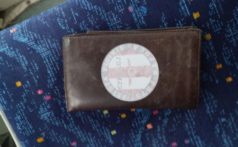 Portmoneu găsit într-un autobuz CTP şi predat şoferului. Prima verigă din lanţul omeniei