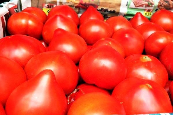 Minsitrul Daea face reclamă roşiilor româneşti coapte artificial. Le-a "controlat" cu papilele gustative: "Luați-le de la români că sunt excepționale!"