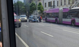 Trafic îngreunat, în centrul Clujului, de o mașină cu probleme. Oamenii au crezut că a luat foc