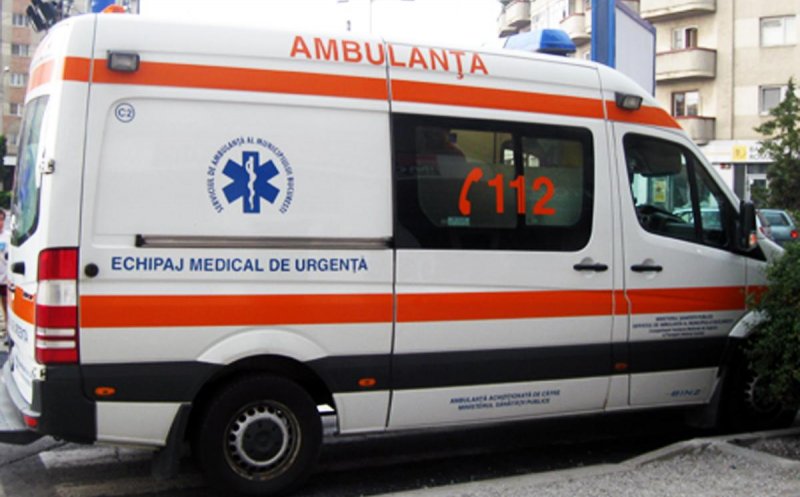 Accident cu două mașini în Cluj. Tânără de aproximativ 20 de ani, transportată la spital
